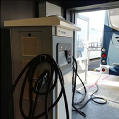 Corrente de saída de corrente contínua carregador rápido de veículos elétricos com interface CCS padrão e ecrã de publicidade